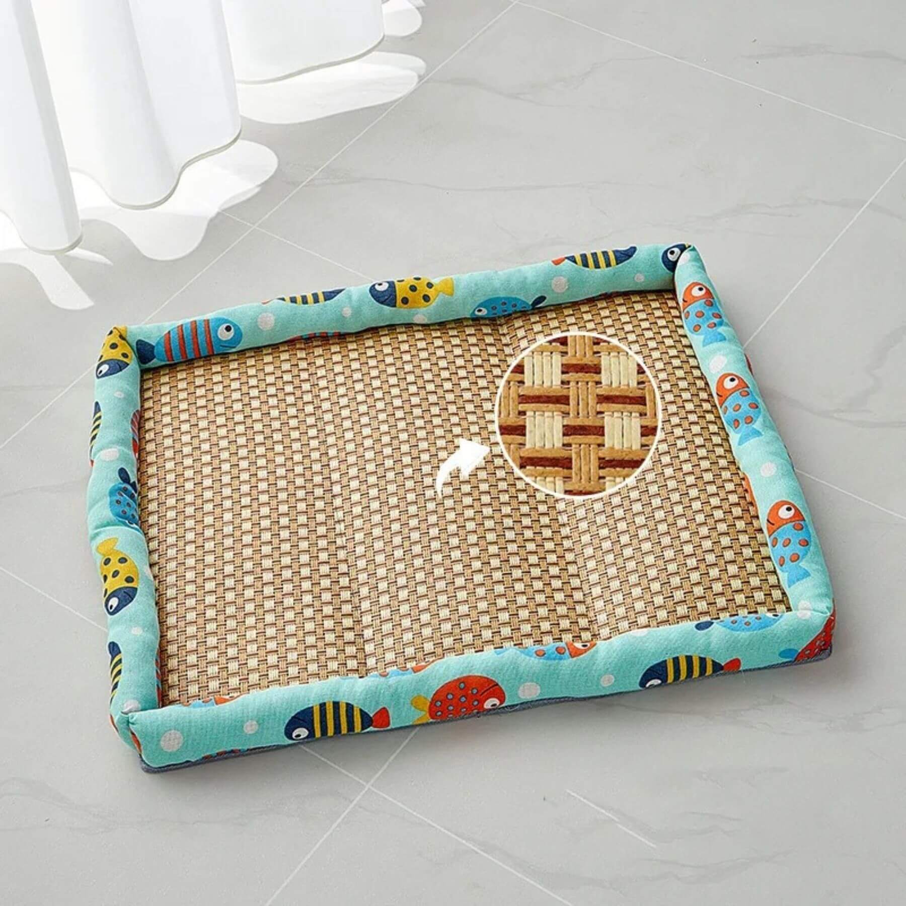 Die Kühlmatte aus Rattan Kali in der Farbe Babyblau