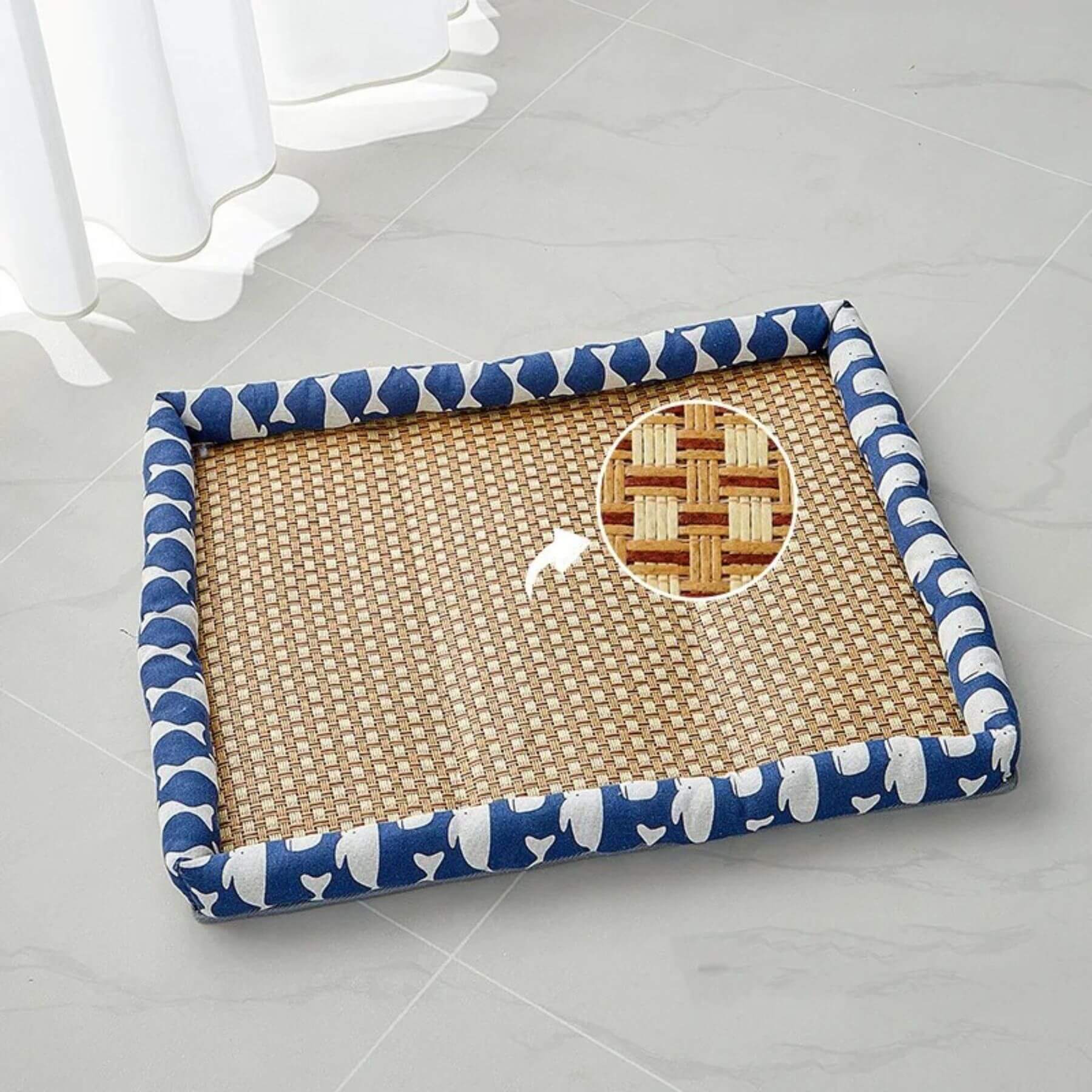 Die Kühlmatte aus Rattan Kali in der Farbe Dunkelblau