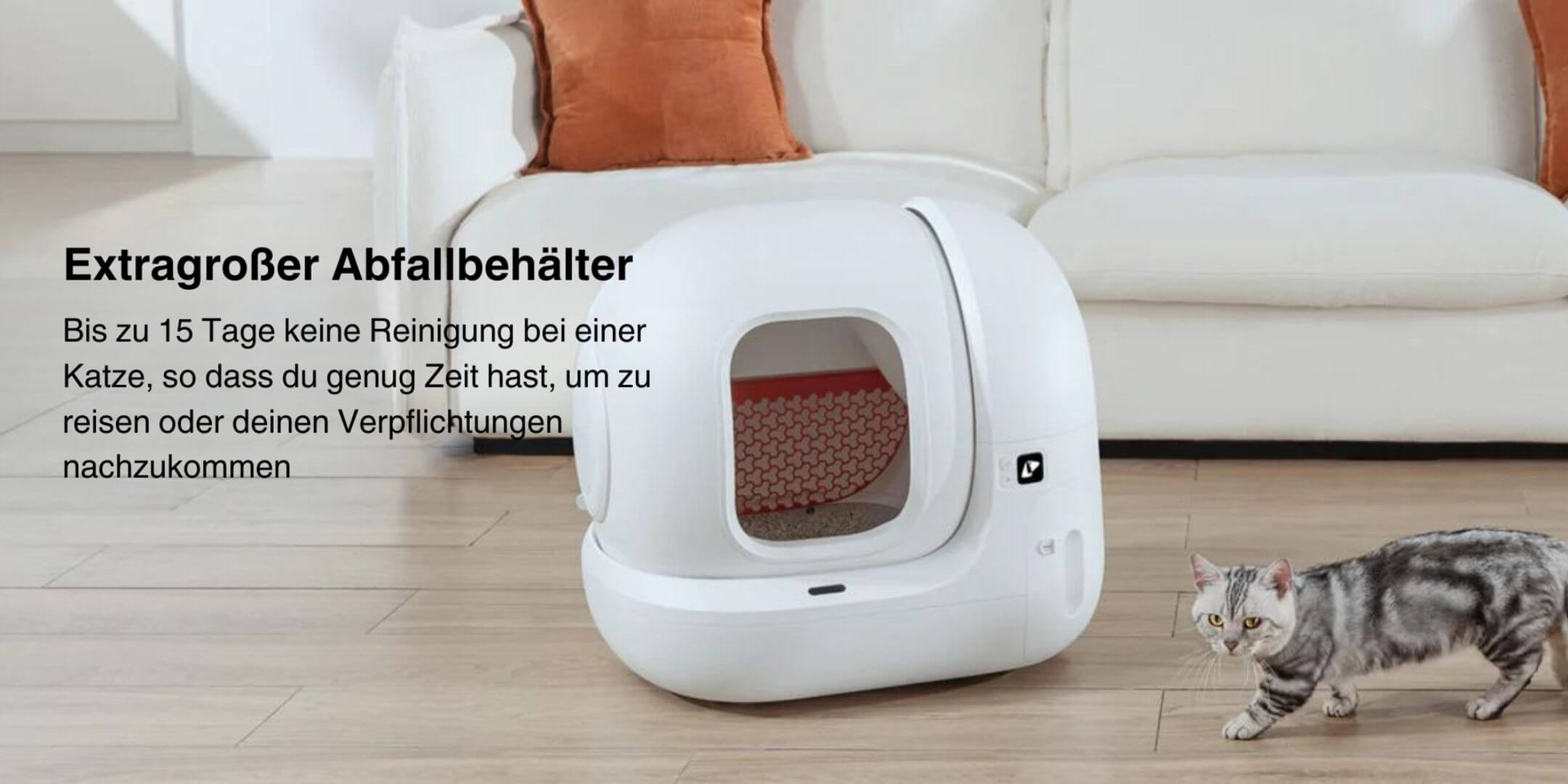 Getigerte Katze läuft im Wohnzimmer neben dem PETKIT Pura Max selbstreinigende Katzentoilette