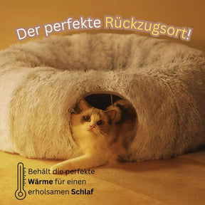 Eine Katze liegt am Ausgang des Katzentunnel Donut Susis und die Überschrift lautet: "Der perfekte Rückzugsort!"