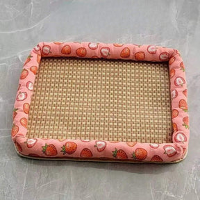 Die Kühlmatte aus Rattan Kali in der Farbe Pink